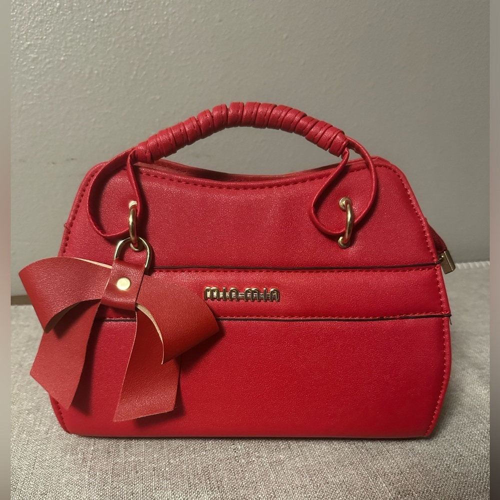 Super cute “Min Min” classic red purse with bow